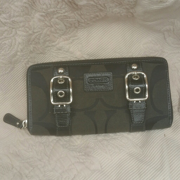 Coach Signature Logo - Picture 2 of 8