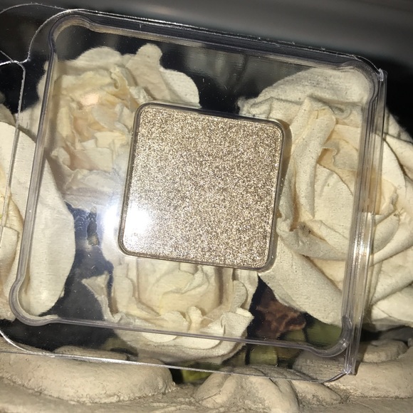 Victoria's Secret Other - Victoria's Secret Discontinued Gold Eyeshadow