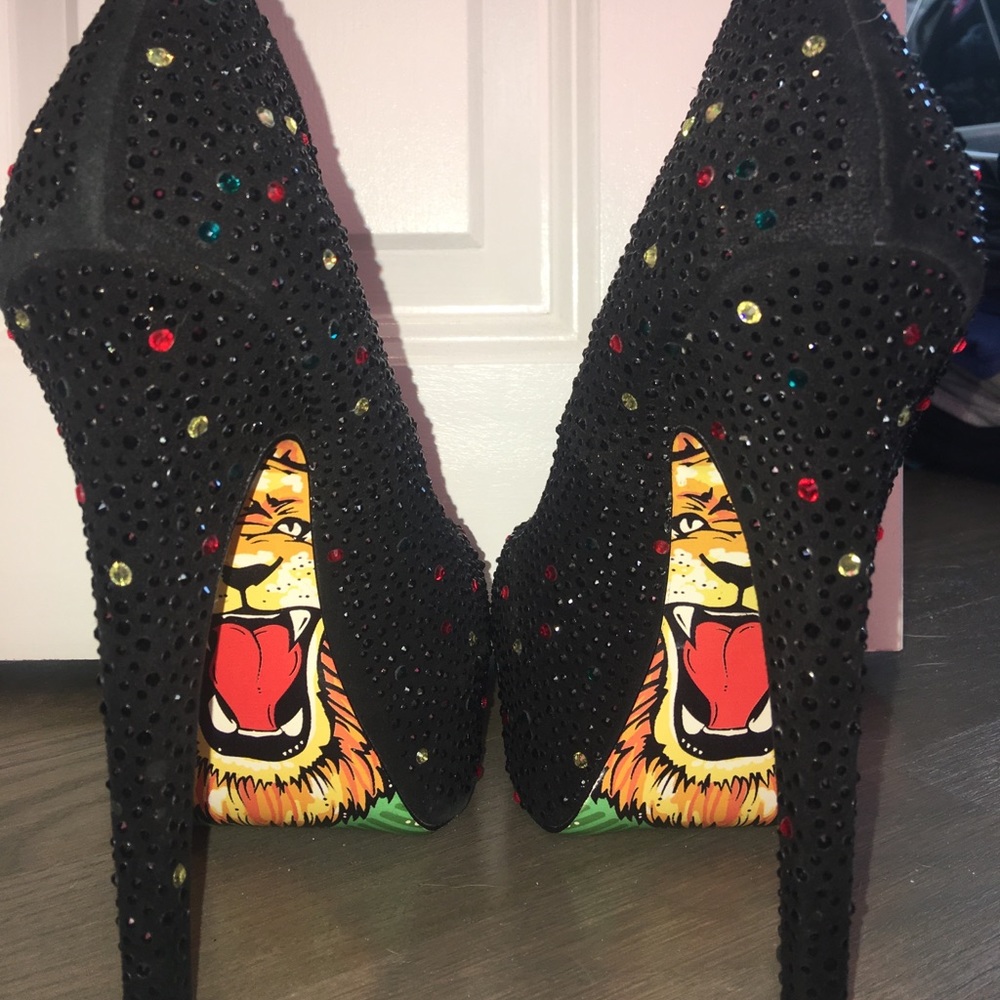 Taylor Says "Leo the lion" heels