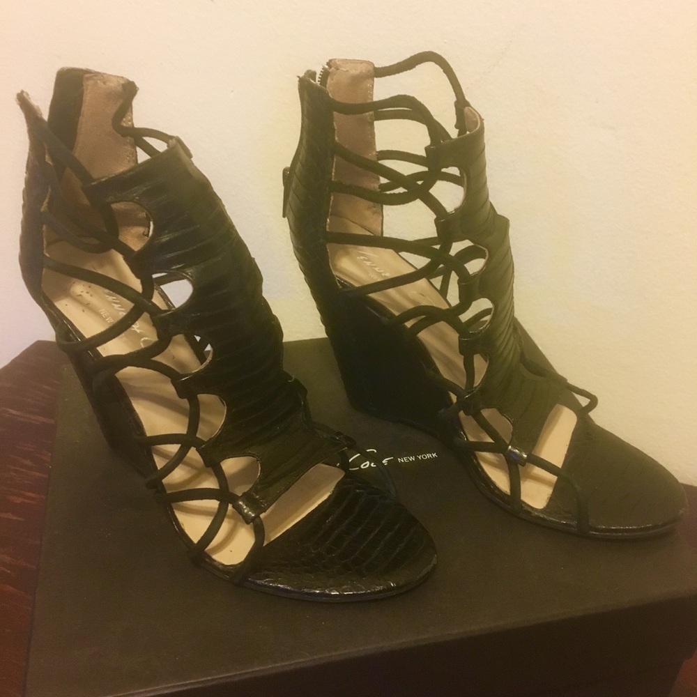 Chic Kenneth Cole wedge sandals