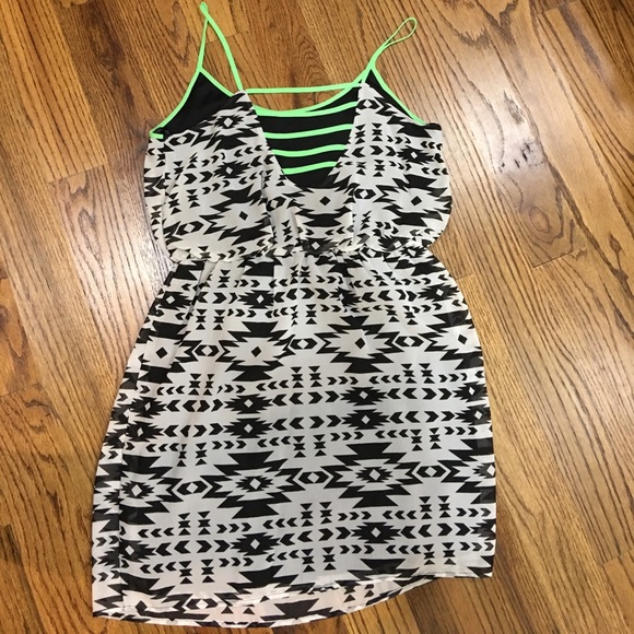 SALE🛎BOUTIQUE BLACK WHITE AZTEC DRESS NEON GREEN - Picture 5 of 5