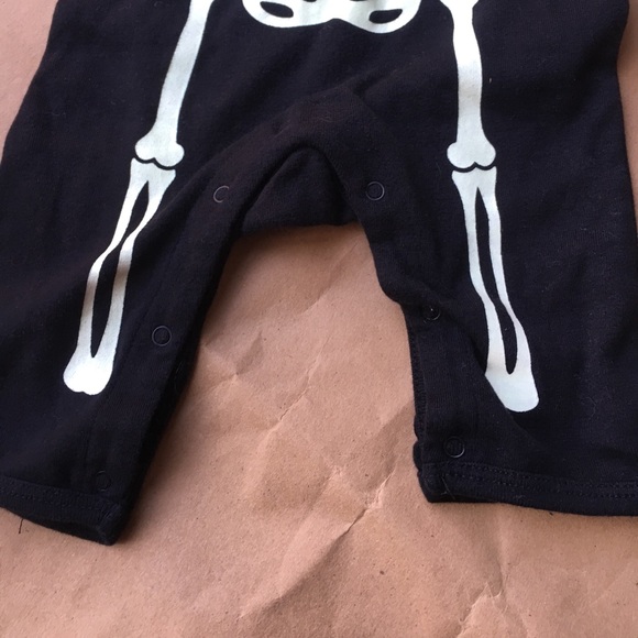 OLD BAVY GLOW DARK ONESIE 0-3M - Picture 3 of 5