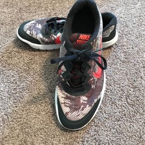 Nike Boys Tennis Shoes size 7 Y