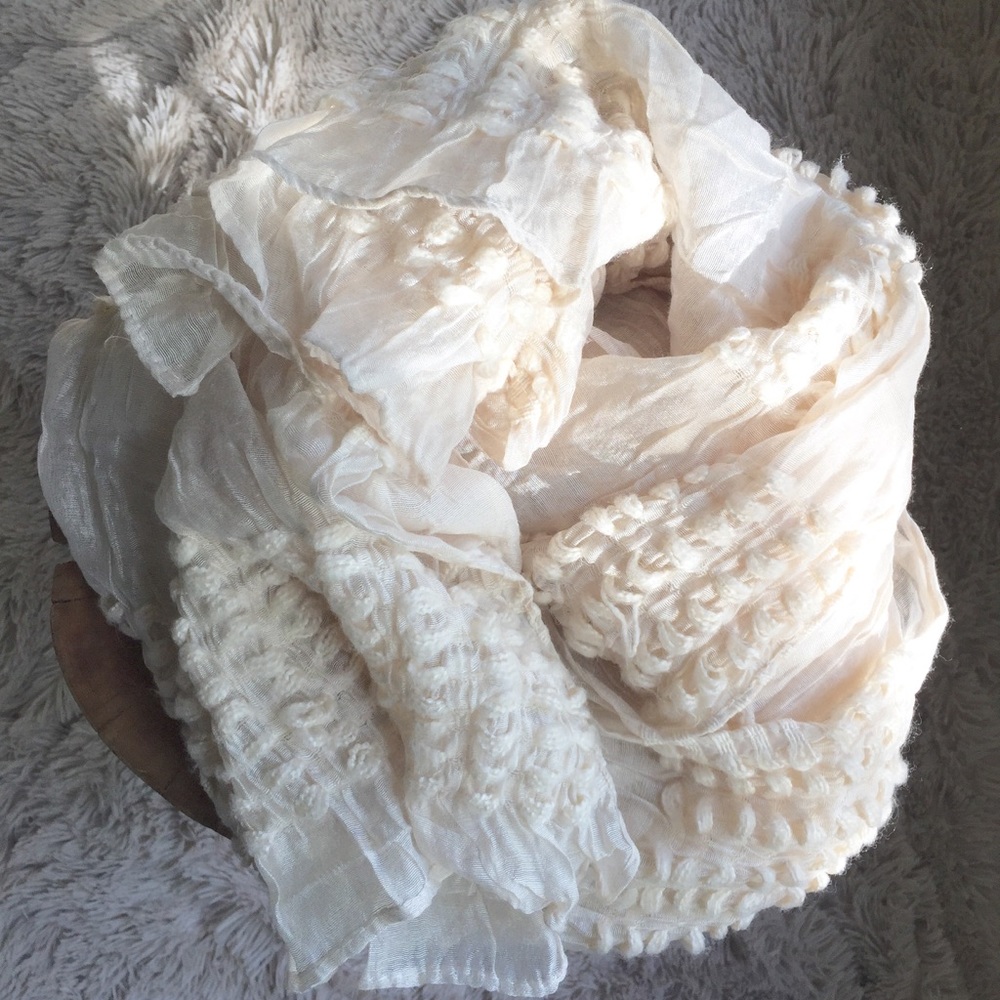🍰 NWOT Lux Silk + Yarn Scarf