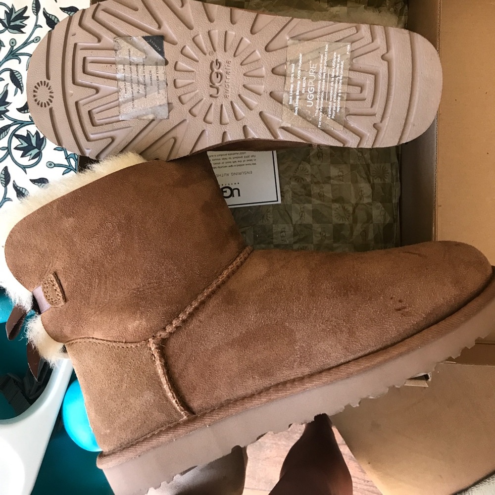 Size 9 Bailey Bow Uggs