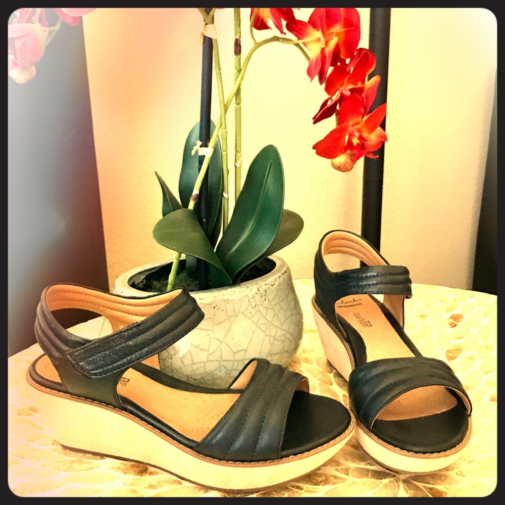 Clarks Collection size 7.5 sandal-black EUC $25