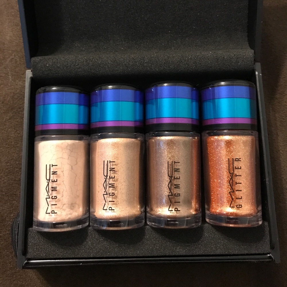Irresistibly charming glitters and pigments/Gold