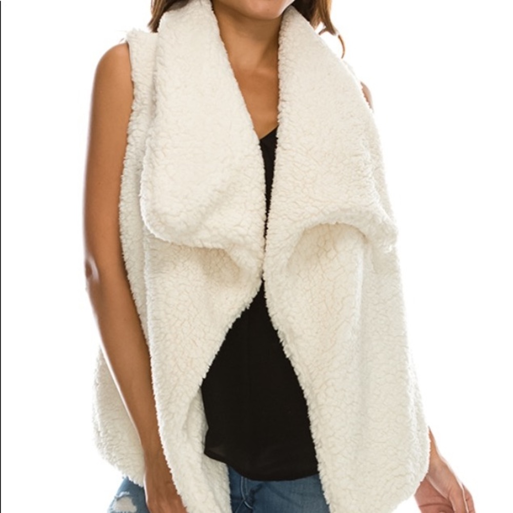 1 SMALL, left! Sherpa-inspired cream vest