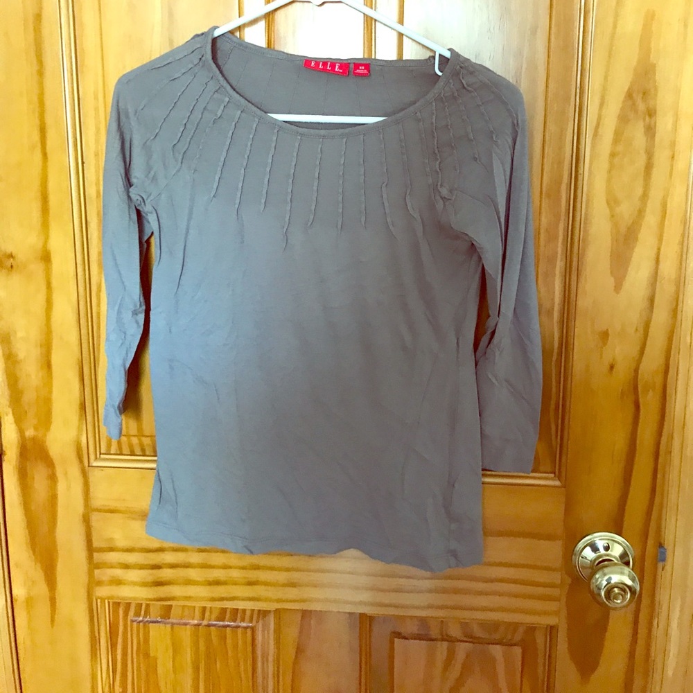 Grey detailed 3/4 length top.