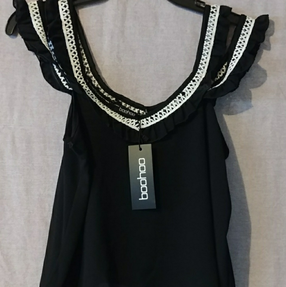 Cold shoulder crop top with crochet detail - Picture 2 of 2