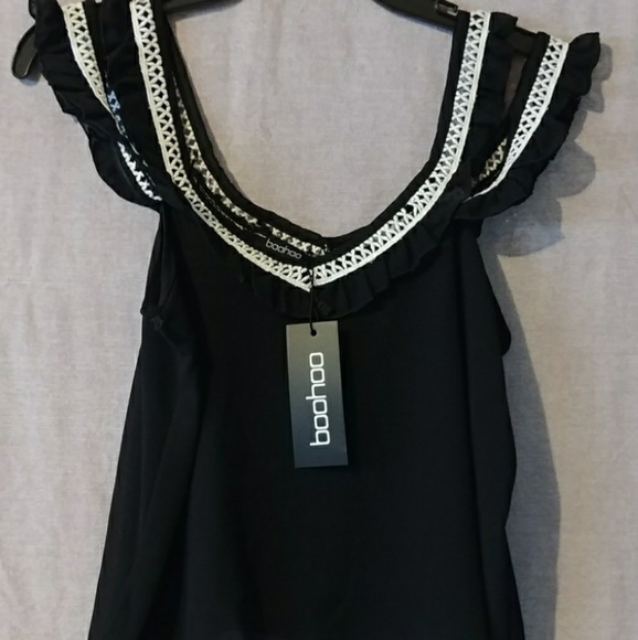 Cold shoulder crop top with crochet detail - Picture 2 of 2