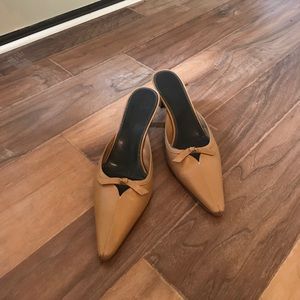 Womans kitten heel shoes