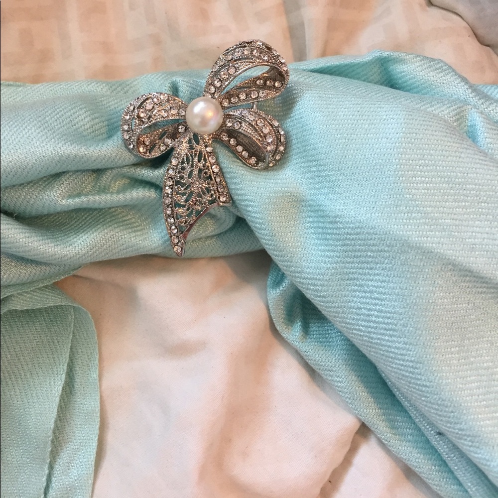 Bow Brooch with pearl and stones