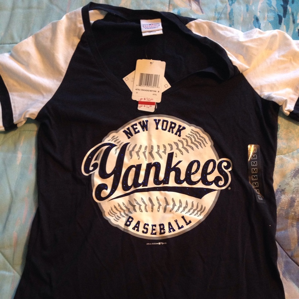 NWT😍 Rhinestone Women's NY Yankees Tshirt!