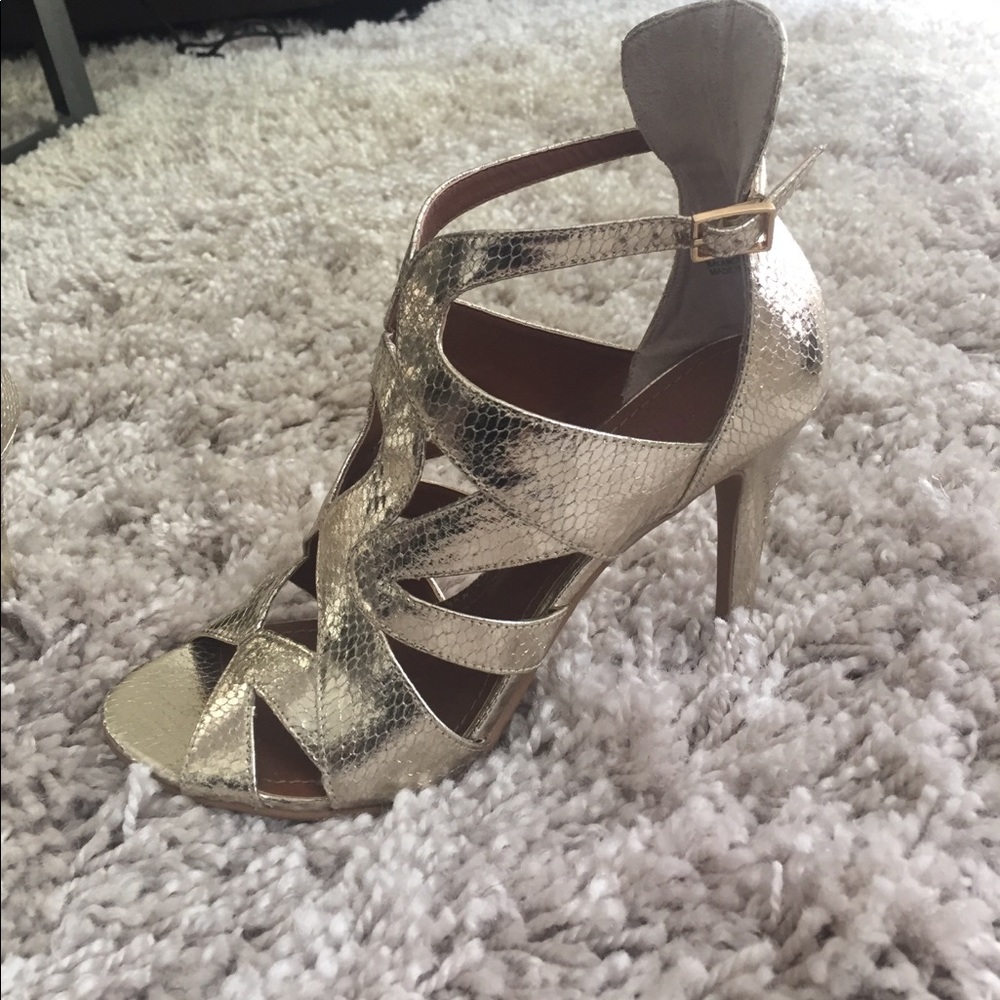 Tesori Mindy Cut out Heels