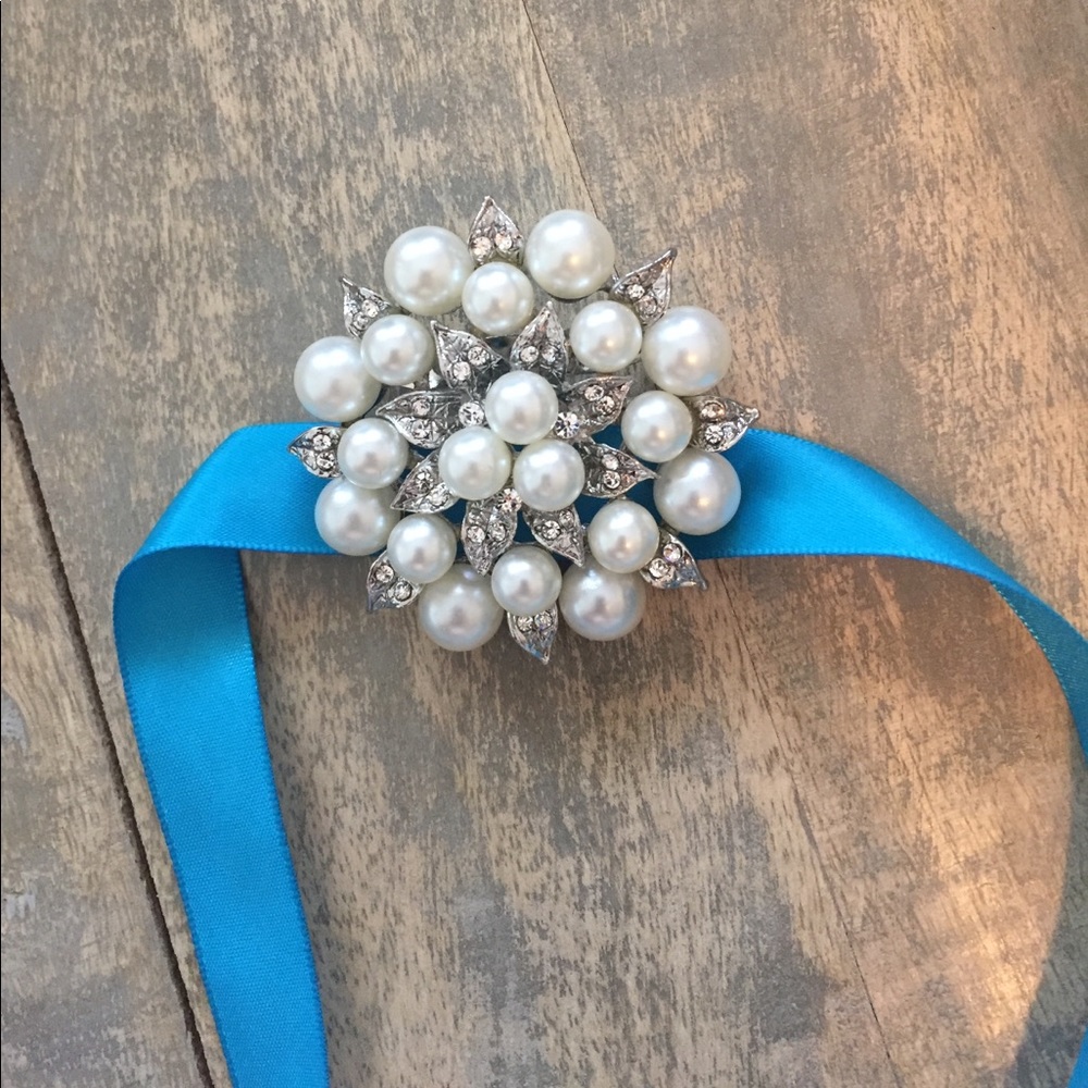 Brooch with pearls