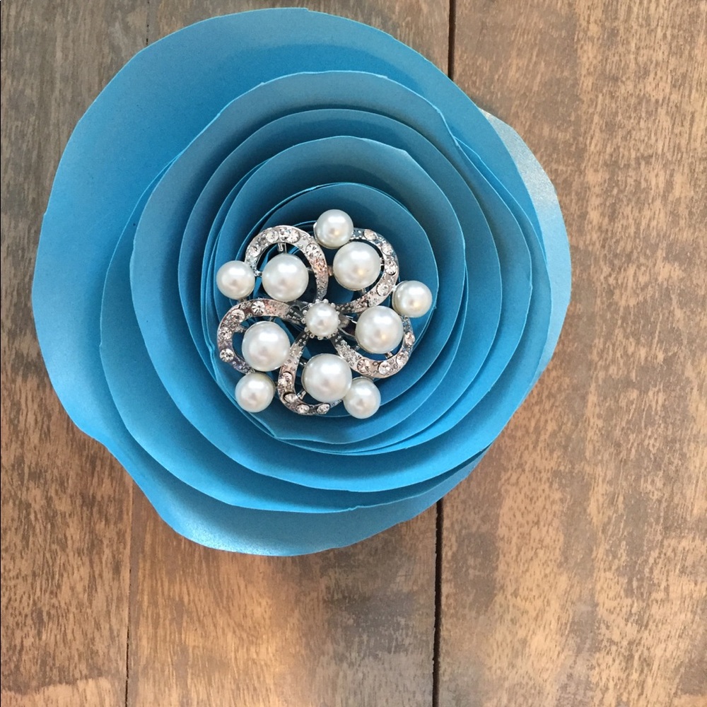 Brooch with pearls