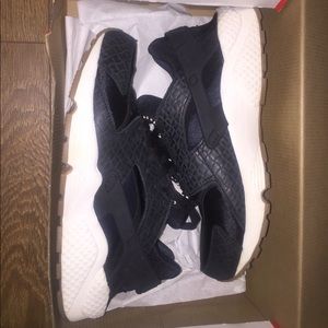 WMNS Air Huaraches run prm