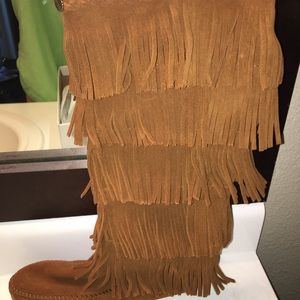 Minnetonka Size 8, Brown 5 Layer Fringe Boot