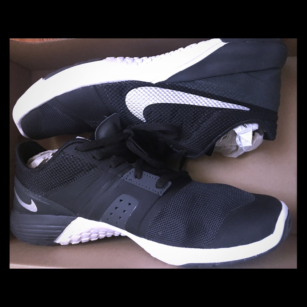 Nike trainer sneakers 7.5 men or 8.5 women