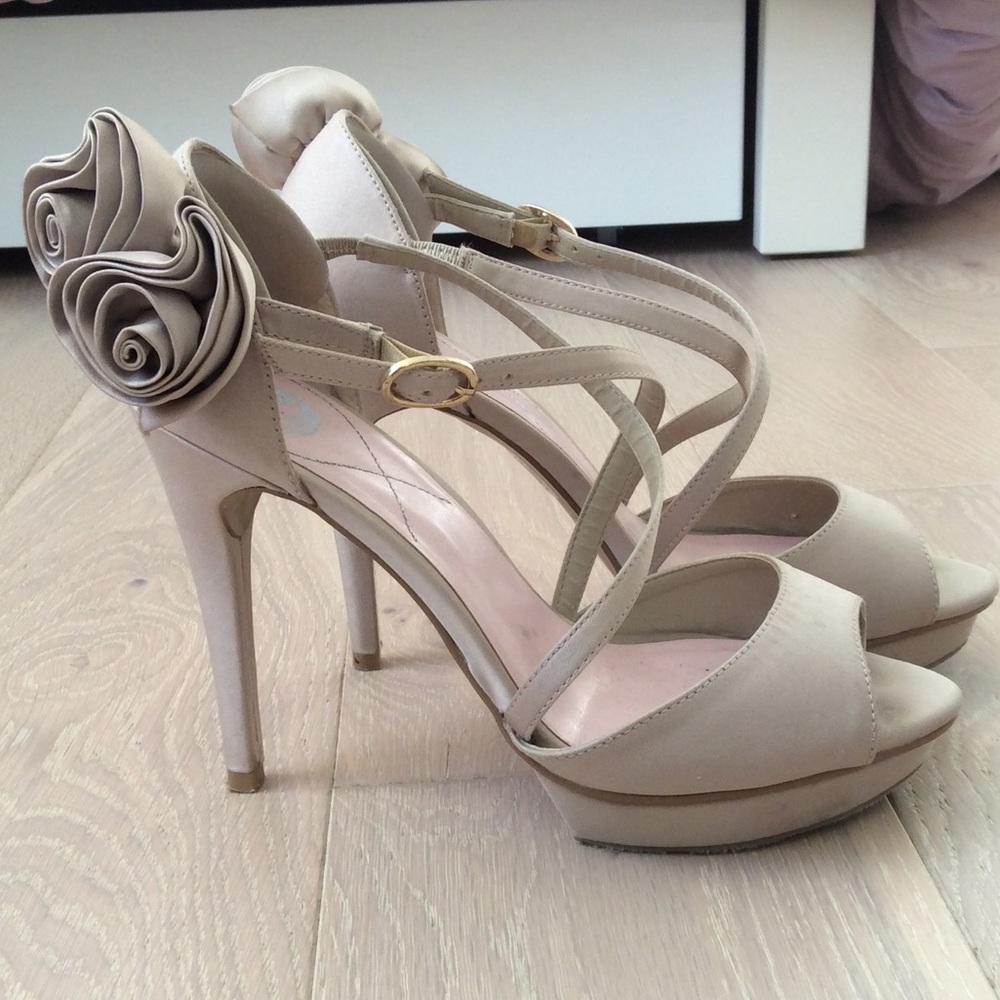 Beige heels with flower detail