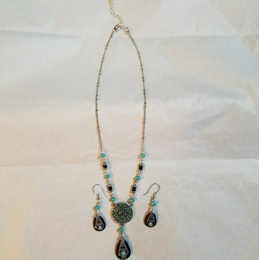 Necklace & earring set