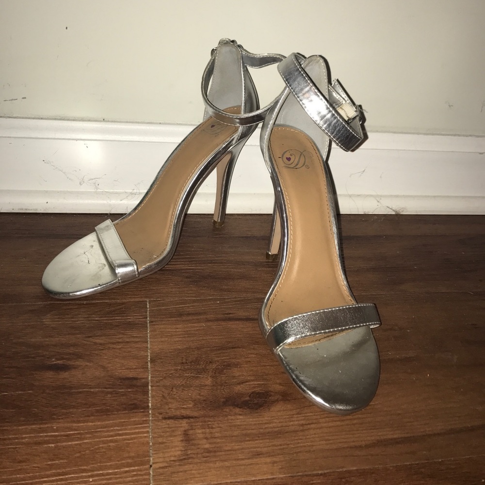 Silver heeled shoes! 💙make offers