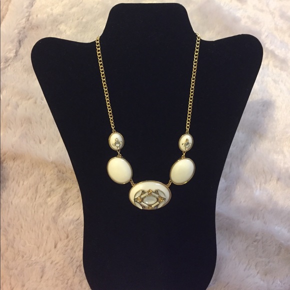 NWT Beautiful Statement Necklace - Picture 2 of 3