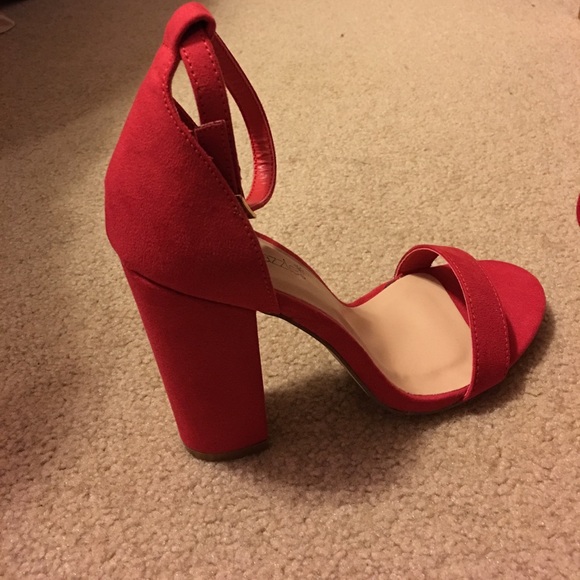 Red high heels - Picture 2 of 2