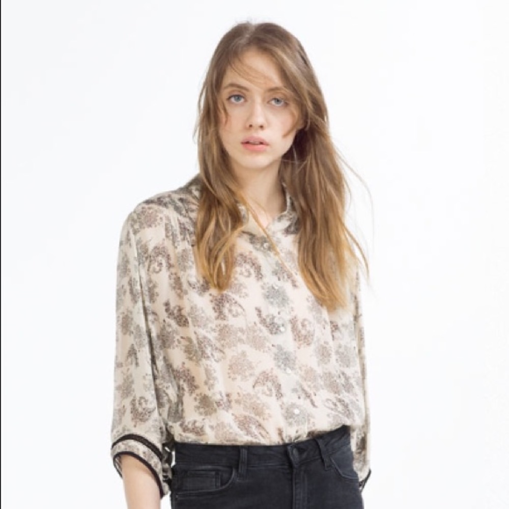 Not selling! Looking! In search of this blouse.