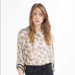 Not selling! Looking! In search of this blouse.