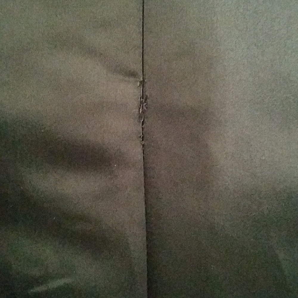 Black gown - Picture 4 of 4