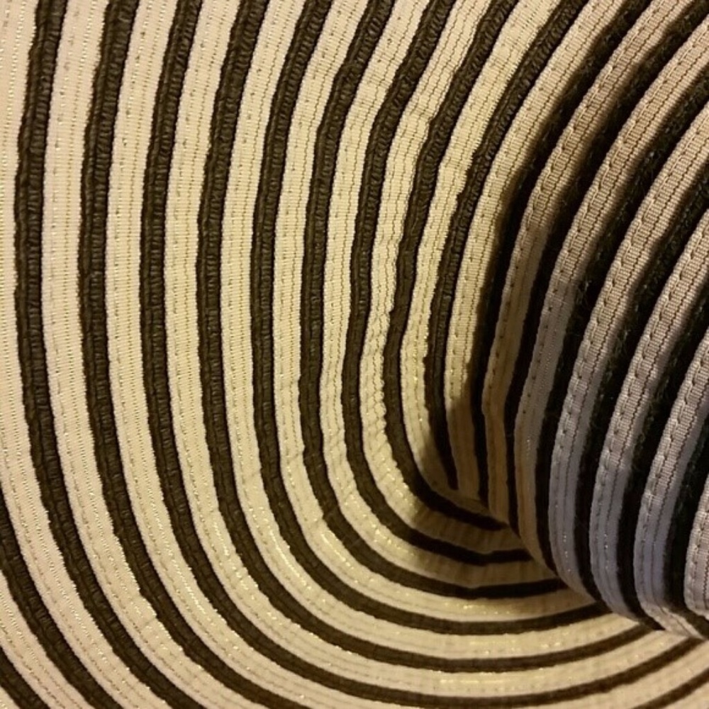 Chic floppy sun hat w/ gold stitching