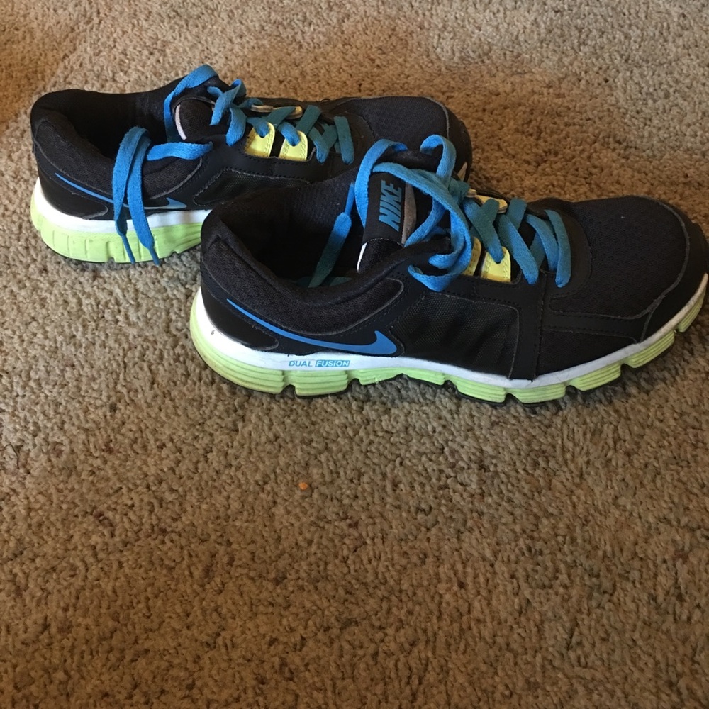 Women's Nike dual fusion sneakers