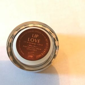 Charlotte Tilbury Lip Love renewing scrub - New