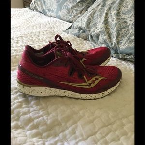 NWOT Saucony  Freedom Running shoes