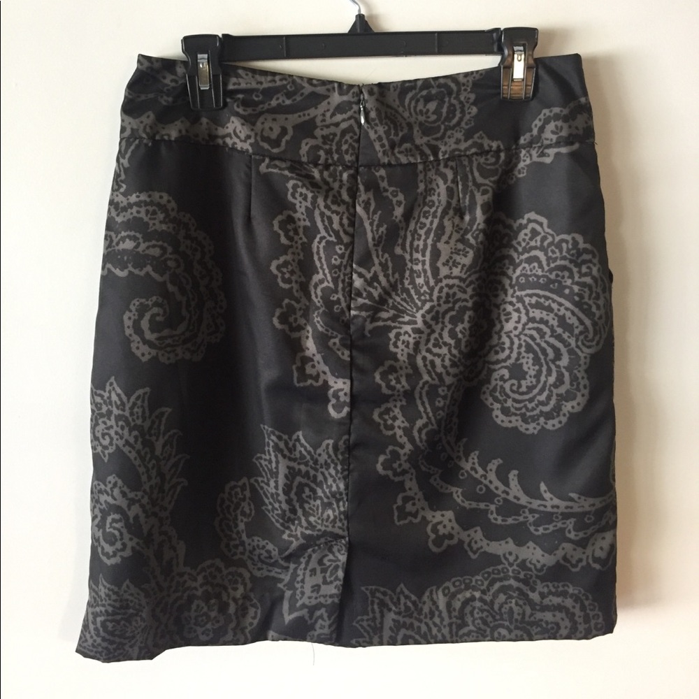 Banana Republic Skirt. Size 8 - Picture 2 of 3