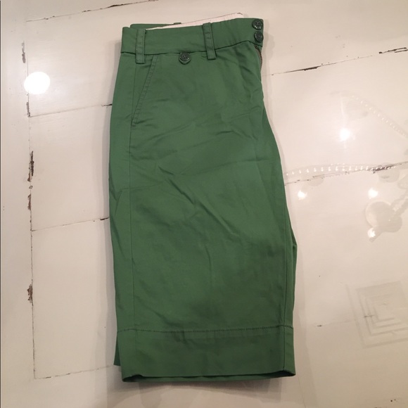 Neutral-green Capri-shorts - Picture 1 of 2