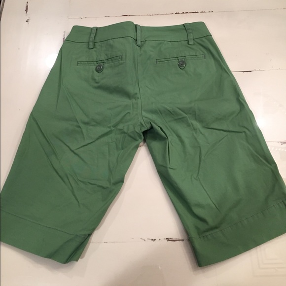 Neutral-green Capri-shorts - Picture 2 of 2