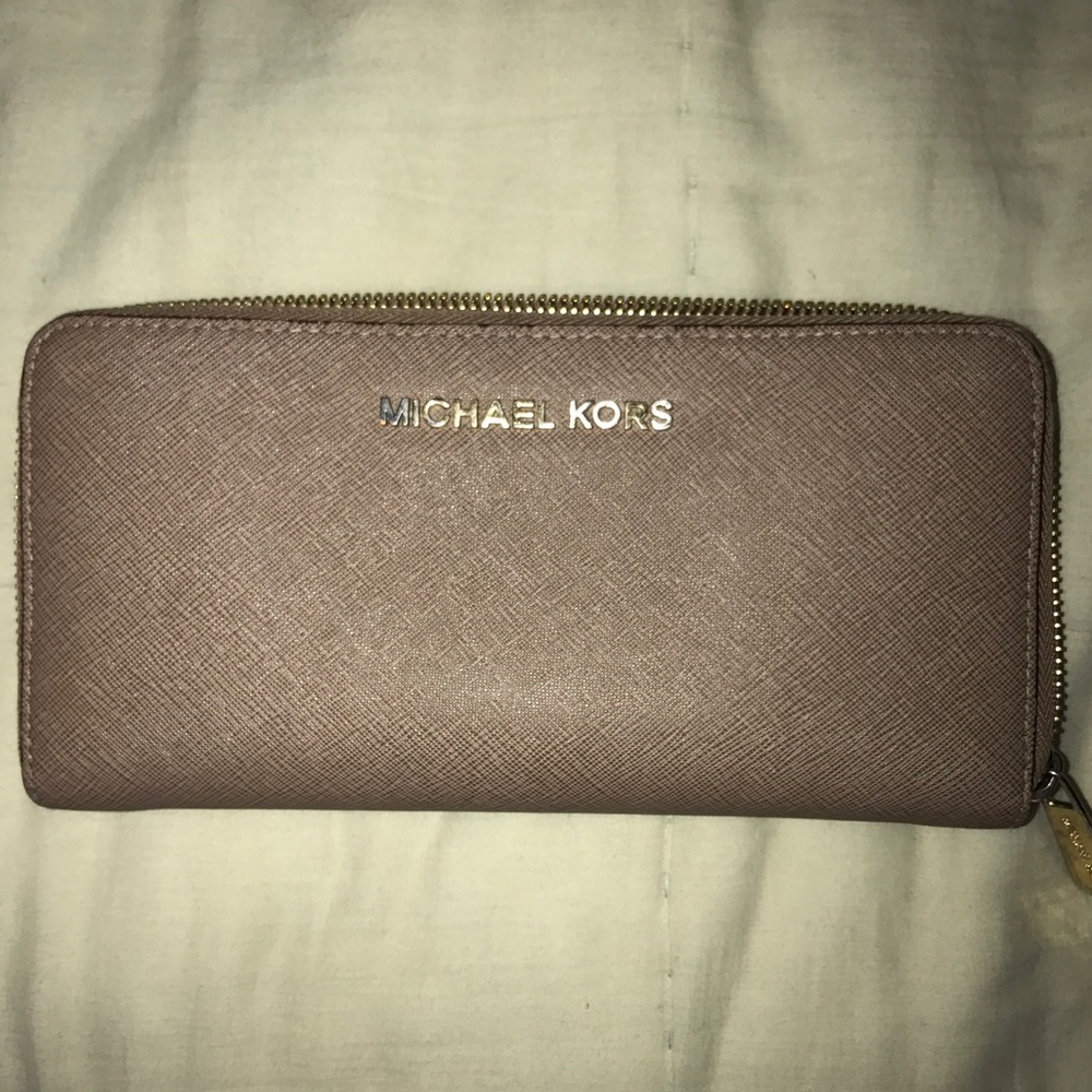 FLASH SALE! 🎃 Michael Kors Jet Set Travel Wallet