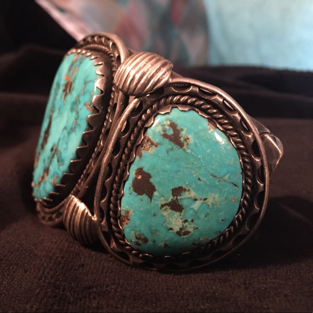 AMERICAN INDIAN TURQUOISE & SIlVER  BANGLE