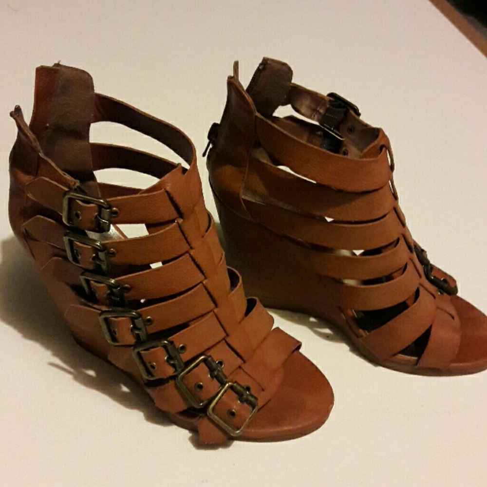 Caged cognac summer wedges.