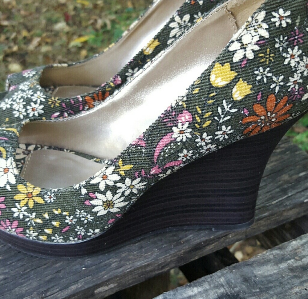 Shoes peep toe olive floral