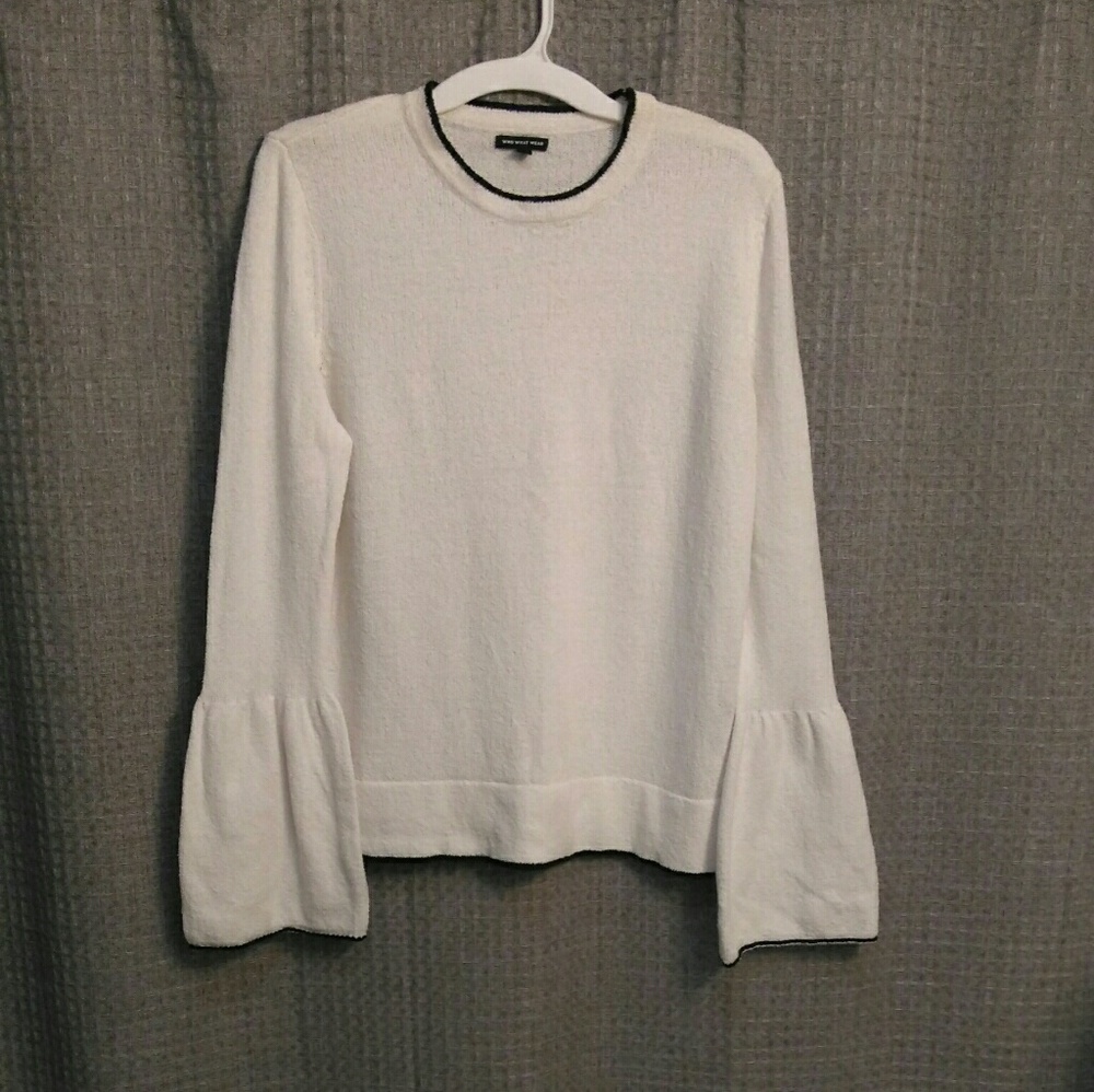 NWOT 🌸 Bell Sleeve Sweater