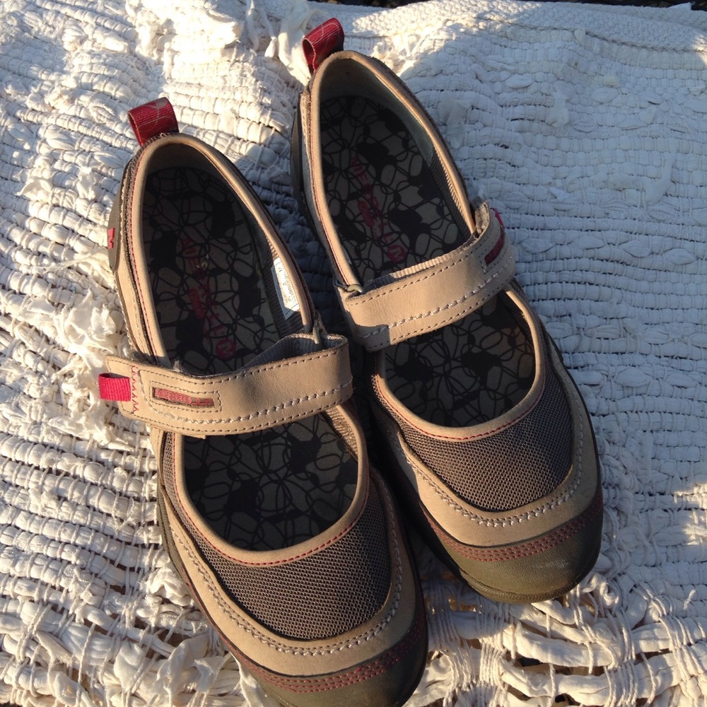 SALE! MERRELL Shoes - Size 7.5