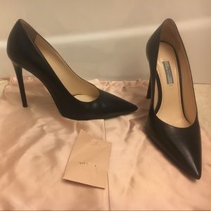 Black Prada leather pump size 39