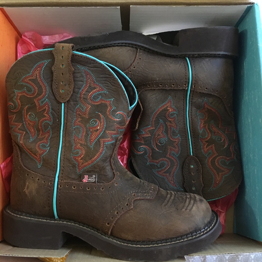 ARIAT COWGIRL BOOTS