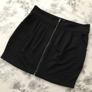 ✨Like New✨Black Front Zip Mini Skirt w/ Pockets!