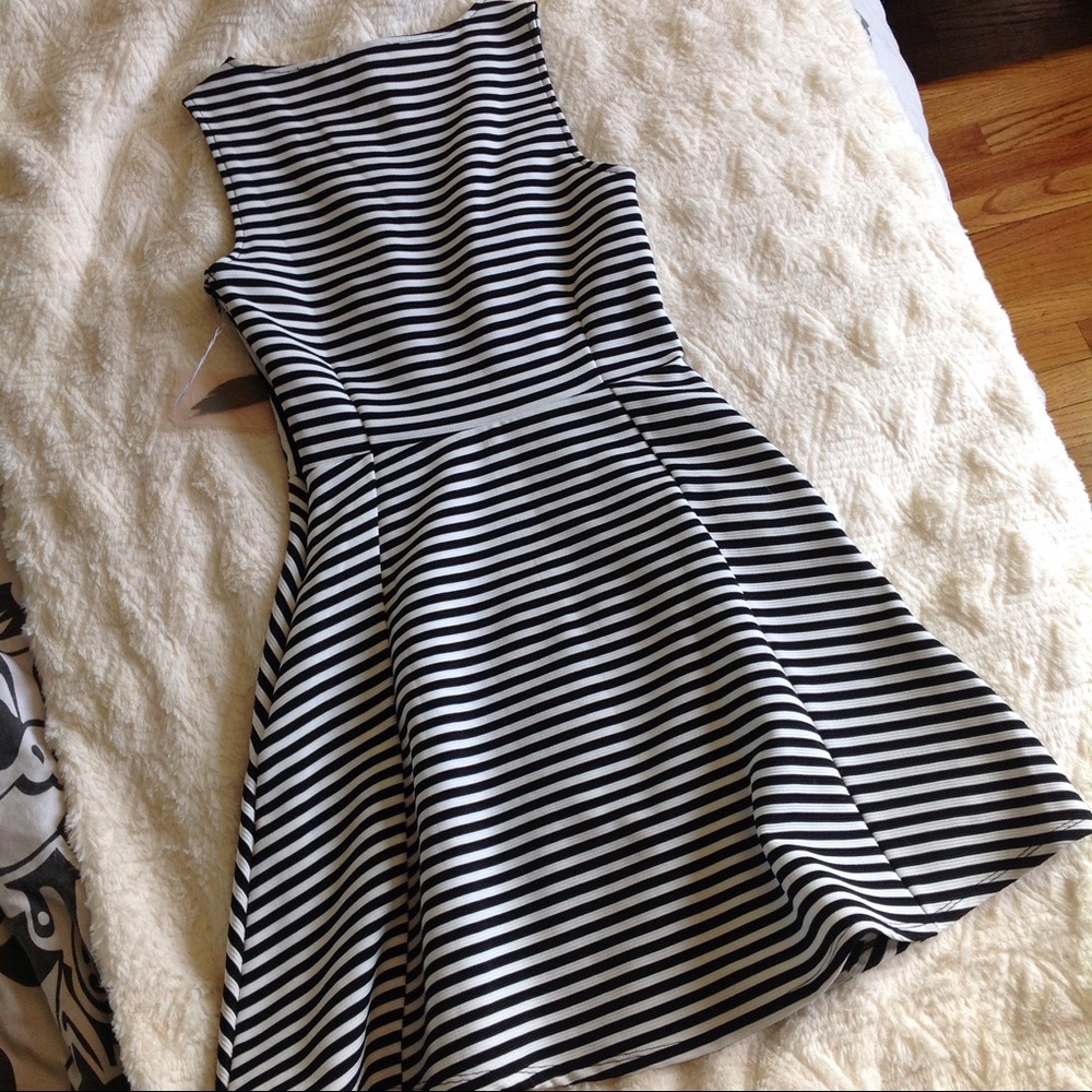 Striped fit flare dress black white pleated front - Picture 5 of 7