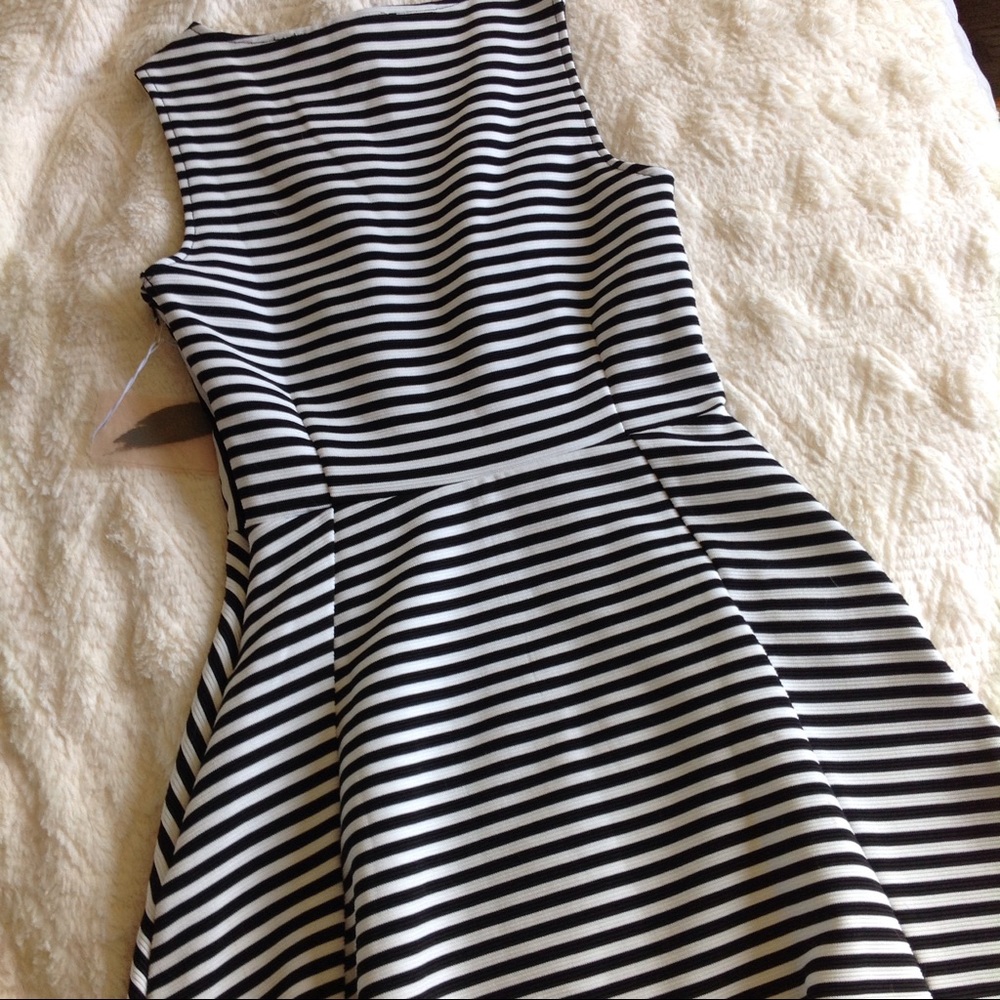 Striped fit flare dress black white pleated front - Picture 6 of 7